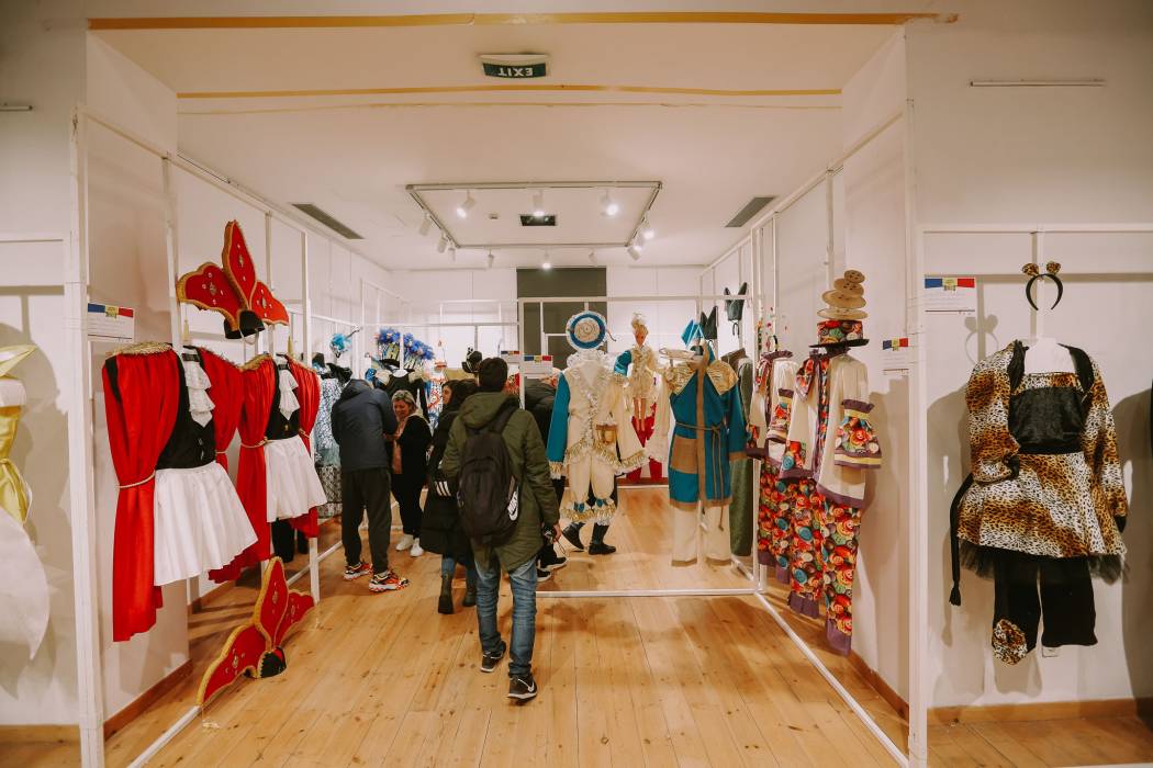 Έκθεση στολών Αγορά Αργύρη